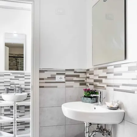 8 Lofts - - 2 Apartman